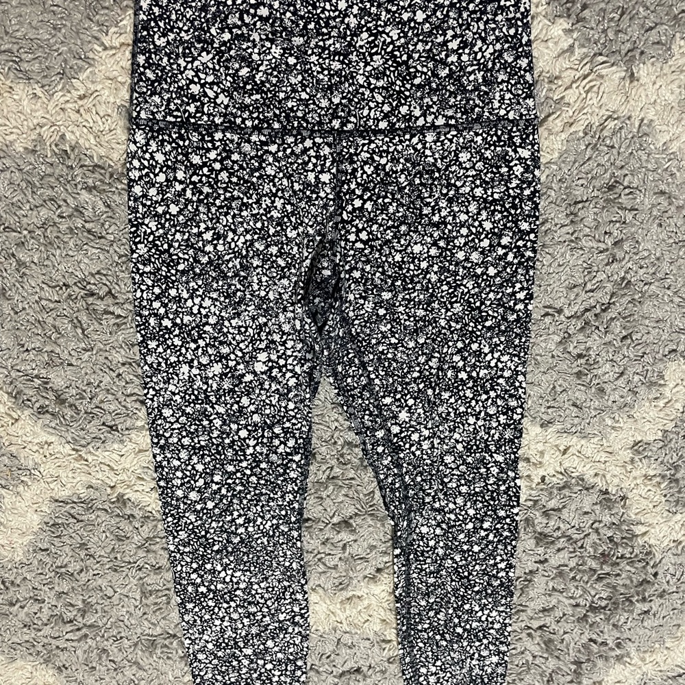 Black and white lululemon leggings length 28